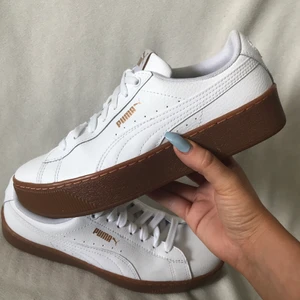 Puma, läder, hög sula, strl 38 - Använda en gång! Foamsula inuti som formar sig efter foten!😍 Äkta läder med detaljer i glansigt material samt guld detaljer. Hög sula i ljusbrun/orange gummi.