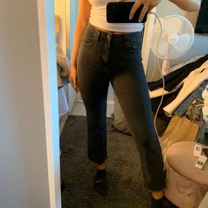 Grå/svarta jeans från Gina. Vida nertill och lite kortare 