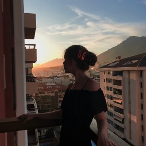 Svart klänning S - Svart superfin klänning i chiffong som går till mitten av låren och har en definierad midja.😍 150 kr inkl. frakt