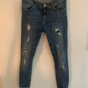 Jeans slitna - Superfina slitna jeans. Väldigt bra skick, knappt använda. Köparen står för frakten. Fraktar endast.