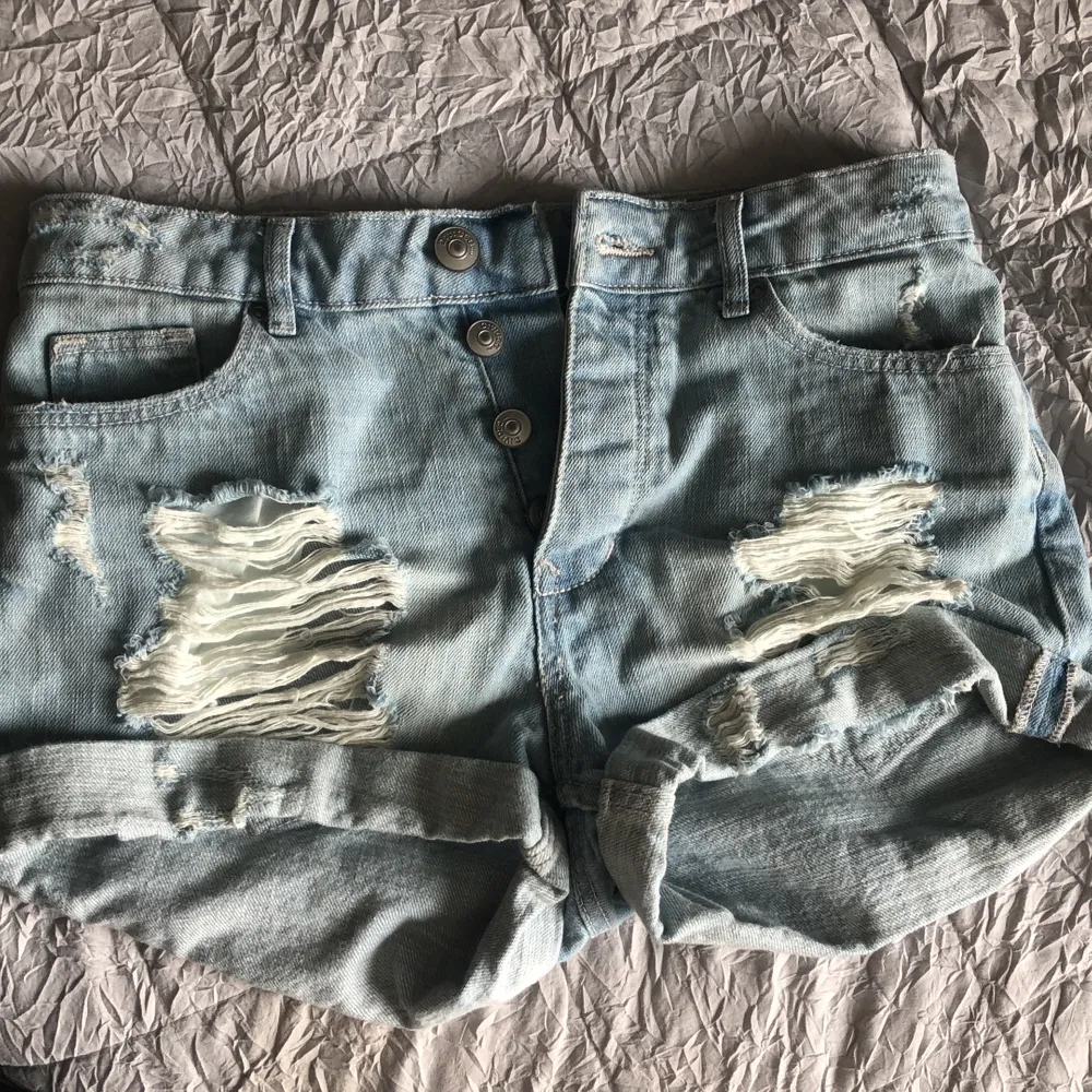 Slitna jeans shorts från HM i stolek 34. Dom är oanvända. ordinarie pris 250. Ni kan Buda priser. Shorts.