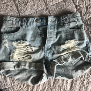 Shorts från HM stolek 34 - Slitna jeans shorts från HM i stolek 34. Dom är oanvända. ordinarie pris 250. Ni kan Buda priser