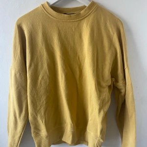 Sweatshirt  - Gul sweatshirt från lager 157, använd ett par gånger. (Vid önskemål av plagget på så skriv) betalningssätt diskuteras. 