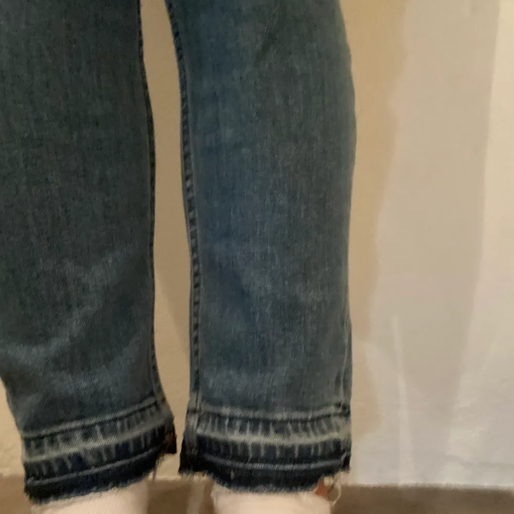 Snygga jeans från hm med hål på ett knä och detalj vid anklarna. Använda en gång. Jeans & Byxor.
