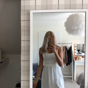 Klänning - Fin vit klänning som jag inte vet varken storlek eller vart jag köpt. Dock sitter den bra på mig som är en S💞 somrig och fin!!