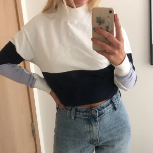 Mönstrad hoodie från monki - Fin tjocktröja med krage från monki använd några gånger men i bra skick. Jättefina detaljer på armarna!