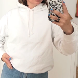 Vanlig vit hoodie 🤍 - Använt 3 gr, passar till allt! Perfekt nu till hösten med en svart kavaj! 🤍🍂