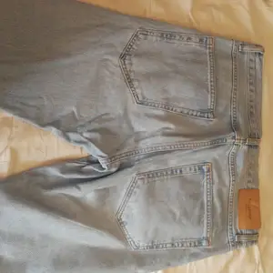 Ljusblå jeans med straight fit i storlek 32/32