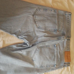 Pull and bear jeans - Ljusblå jeans med straight fit i storlek 32/32