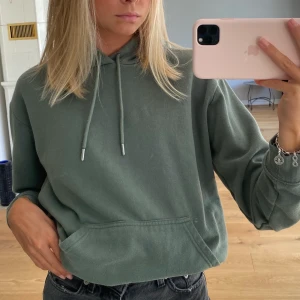 Grön hoodie - Jag säljer denna dova gröna hoddien som är ifrån zara. Endast använd några få gånger så den är i väldigt bra skick. Köpt för 149kr men säljs för 75kr+ frakt. Hör gärna av dig om du är intresserad💕⚡️