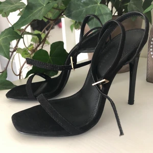 Svarta klackar från asos - Fina svarta klackar den asos. Säljer pga aningen försmå för mig. Osäker på storleken men tror att det är 35/36? Fint skick, använda 1 gång.