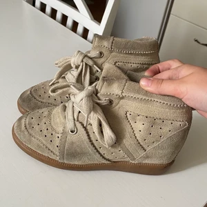 Isabel marant skor  - Säljer dessa Isabel marant skor, supersöta. Storlek 36. Helt okej slitna därav priset, men om många är intresserade blir det budgivning. Nypris: 4100kr 💖