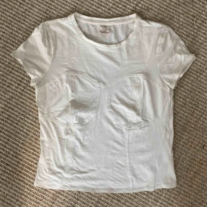  - Superfin top från Urban Outfitters! Är i Medium men den är ganska liten i storleken så passar S också❤️❤️❤️Frakt ingår i priset!