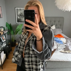 Oversized jacka - Säljer min rutiga jeansjacka från zara, sjuk cool men inte min stil riktigt! Sparsamt använd, 79kr i frakt tillkommer 