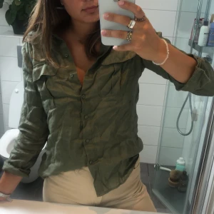 Skjorta - Snygg grön skjorta från hm, knappt använd 