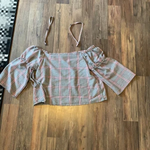 Off shoulder blus. Strl S - Off shoulder blus från pull&bear. Ganska använd med sprucken sömm i ena armhåla. Annars inga fläckar eller konstig lukt. Originalpris ca. 200kr. Vill bara bli av med allt! Pruta gärna! Kan säkert fixa bra paketpris! 