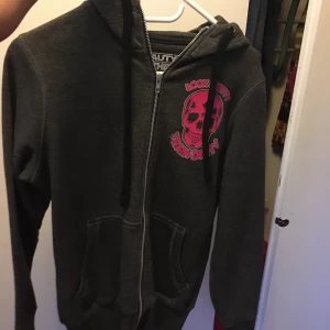 Huvtröja - Fick denna huvtröja, har inte använt den överhuvudtaget då den inte är i min stil så säljer denna