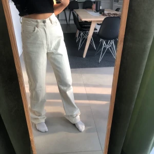 Weekdayjeans ROWE - Beige jeans från weekday. Knappt använda. St W24, L32. Buda vid intresse!