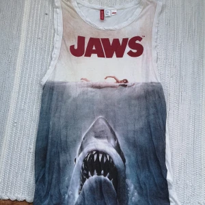 Hajen-linne  - ⚡ Hajen-linne, fint skick. Stl S men oversize. L 73. B 46x2.  100kr pp 22kr