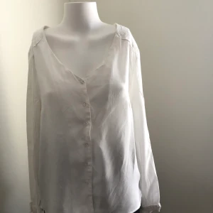 Vit blus 42 - Vit blus från Sisters i storlek 42. Använd endast en gång. 