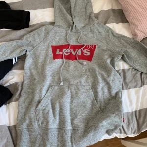 Levis hoodie st XXS men funkar som Xs & S - Grå hoodie oanvänd ordenarie pris 750kr