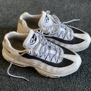 Nike air Max 95 - Säljer dessa skor i storlek 40. De är i väldigt fint skick, men lite små i storlek så jag kan ej ha dem. Kan skickas mot fraktkostnad. 