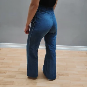 Vintage jeans strl XS - Underbara jeans med snygga detaljer och hög midja. Säljer dessa älsklingar då de tyvärr sitter lite väl tight på mig. Strl XS/34. Köpta på en liten lokal secondhandbutik för ca ett halvår sedan. Äkta vintage, bra kvalitet! Frakt tillkommer.