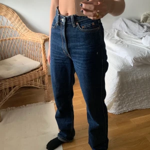 weekday rowe jeans - Jeans från w i modellen rowe! Nyskick! Dessa är en storlek 24/32 men är närmre en 25/32. Skriv för fler bilder❣️