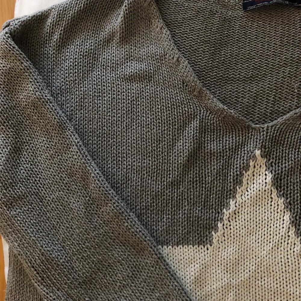 Jag säljer denna superfina gråa tröja från bondelid på grund av att den inte kommit till användning. Storlek S men passar XXS-M. Priset som står är exklusive frakt!! 🤍🤍kom gärna med egna prisförslag! . Stickat.