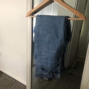 Straight/”mom” jeans från only i storlek W30 L30. Använt få gånger, fortfarande i jätte bra skick. Frakt förekommer, men kan mötas i Göteborg. För fler bilder och frågor kontakta mig!