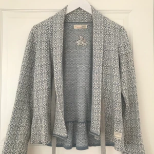 Odd Molly kofta - Blå och vit kofta med grått snöre, från Odd Molly. I storlek 1 vilket motsvarar small. Mycket sparsamt använd och är inte nopprig alls som bomull kan bli. Orginalpris: 1795 kr. Fraktavgiften står köparen för!💫
