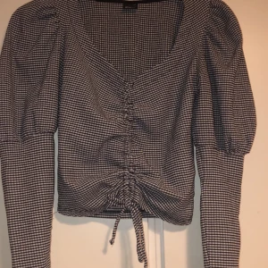 Rutig urringad tröja  - Rutig urringad tröja ifrån Ginatricot, använd några gånger i väl skick, storlek XS, original priset 280kr men säljer för 80kr 