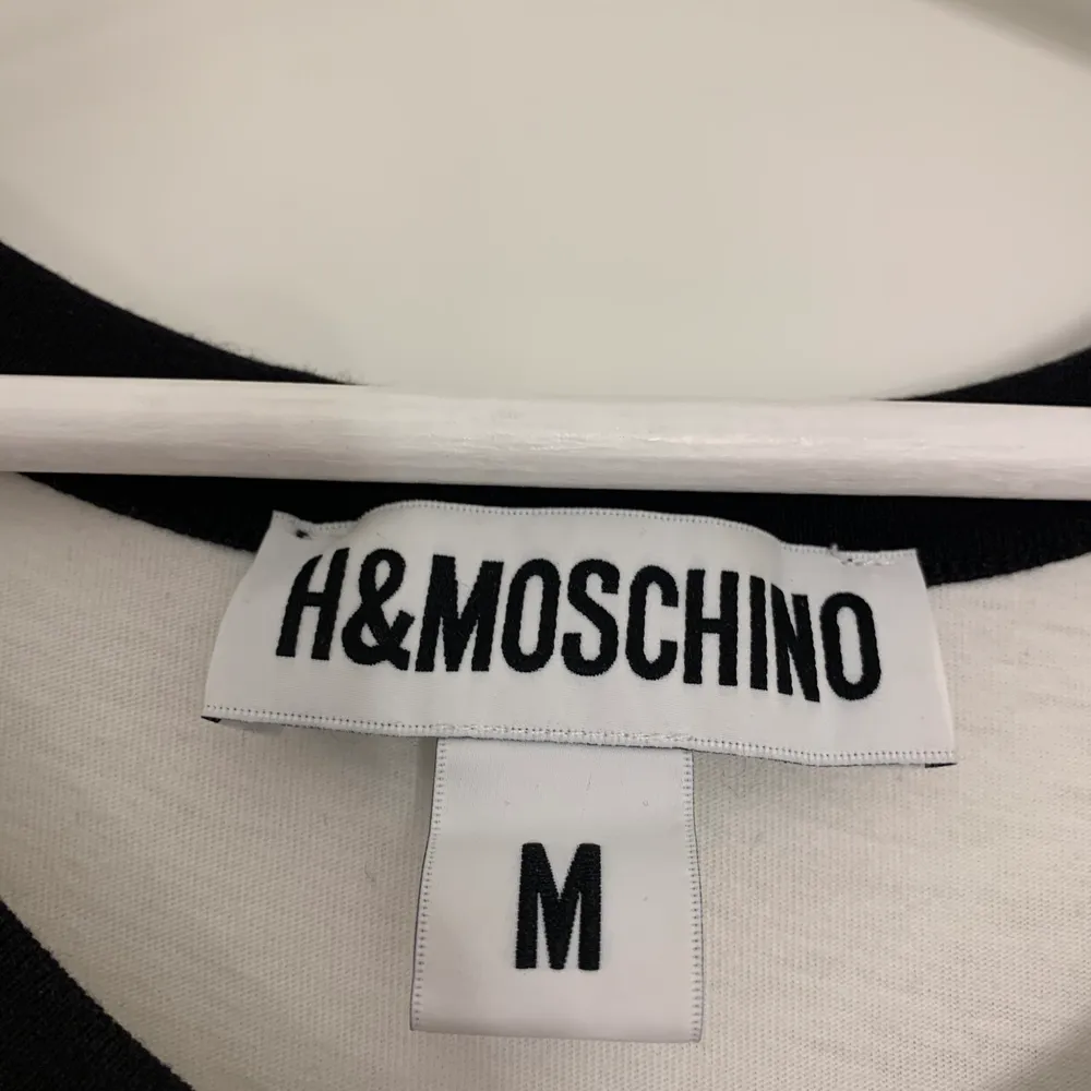 H&M x Moschino t-Shirt i strl M. 60+frakt. Skjortor.