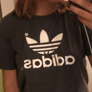 mörkgrå oversized adidas tshirt - skicka meddelande för fler bilder!! fin tisha med vitt adidastryck (fake tror jag) bra skick! frakt tillkommer eller så kan jag mötas upp i malmö 💓