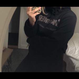 thrasher hoodie, något nopprig men asskön. tyvärr står de ej storlek i men den sitter som en S. 