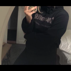 Thrasher Hoodie - thrasher hoodie, något nopprig men asskön. tyvärr står de ej storlek i men den sitter som en S. 