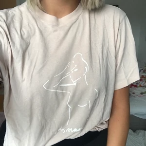 & other stories t-shirt - Beigerosa T-shirt från &otherstories med tryck. Superfin men kommer ej till användning. Skönt och flowigt material. Andra bilden ger en mer rättvis bild av färgen.