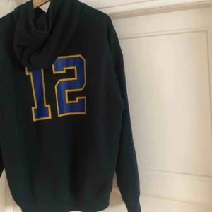  - SUPERSNYGG och trendig beyond retro hoodie! Frakt tillkommer på 79 kr💕💞buda i privat chatt