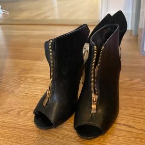 Skor - Svarta bekväma klacksor höst/ vår skor