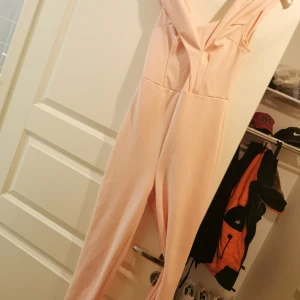 Jumpsuit  - Oanvänd jumpsuit från nelly. Storlek s. 