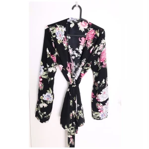 Kimono - Vacker kimono i fint material. Sparsamt använd!🥰 Frakt tillkommer 🌸