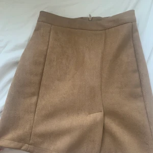 Sammet kjol - Brun sammetkjol från Pull&Bear i storlek XS!✨