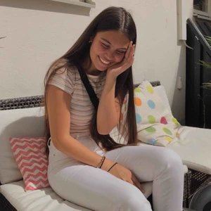  - Jättefin taight tshirt, har vikt upp den på bilderna så den är längre, stretchig så passar både Xs-M. Jättebra kvalitet och säljer för jag inte har den stilen längre. 80kr+frakt