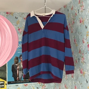 Randig piké storlek m - En supersöt randig piké aktig tröja köpt på hm för flera år sedan ✨ frakt står köparn för annars möts jag up 