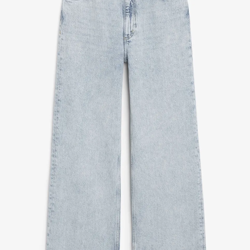 Säljer mina yoko jeans från monki. Dom är förstora för mig tyvärr. Använda Max 3 gånger . Jeans & Byxor.