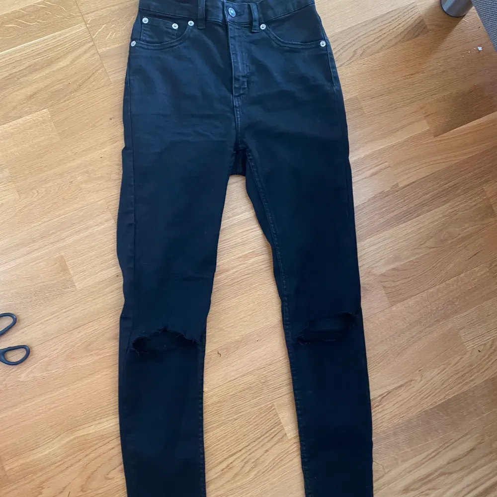 Storlek s, 30 kr! Svarta jeans med hål på knäna hödmidja , super snygga och sköna använda fåtal gånger! Köparen står för frakt ⭐️. Jeans & Byxor.