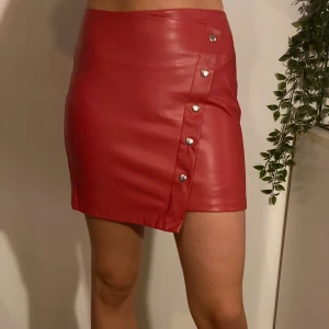 Röd skinnkjol - Röd skinnkjol från Bershka i storlek small. Priset är alltid diskuterbart. Jag kan mötas upp i Stockholm innanför tullarna men om du vill ha plagget skickat så står du för frakten. 