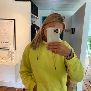 Neonhoodie - Perfekt till afterski Hähä eller bara för att liva upp hösten☺️ ord pris 399kr, 