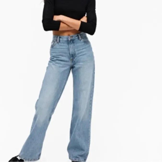 Säljer mina jeans i modellen yoko från monki. Jättefina men säljer för att jag har ett annat par🥰. Jeans & Byxor.