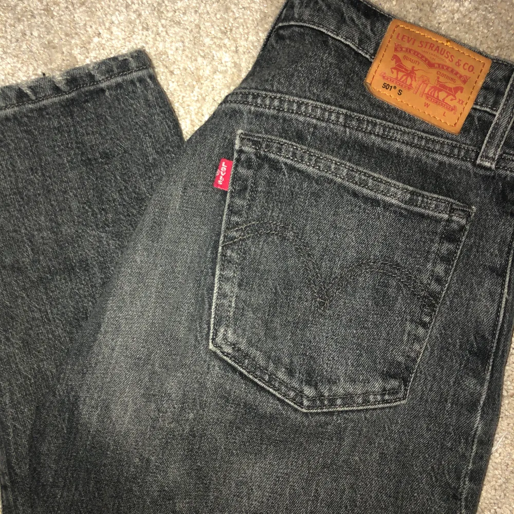 Levis 501 Jeans i gott skick! Skickar mot att köpare betalar frakt W27 L30!💜 Nypris 1000kr. Jeans & Byxor.